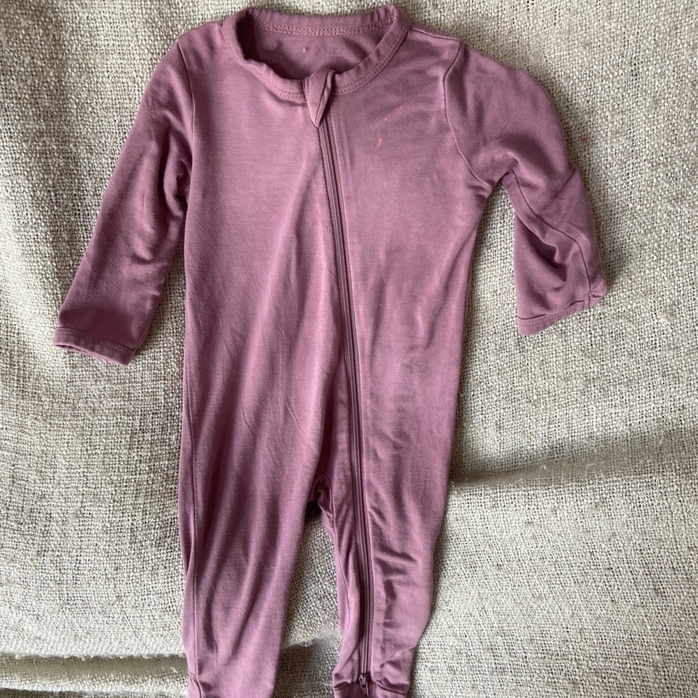Kyte BABY zipper footie Mulberry